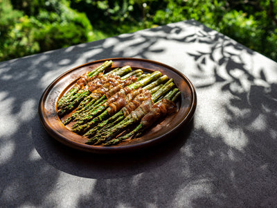 Gegrillter grüner Spargel mit Schinken